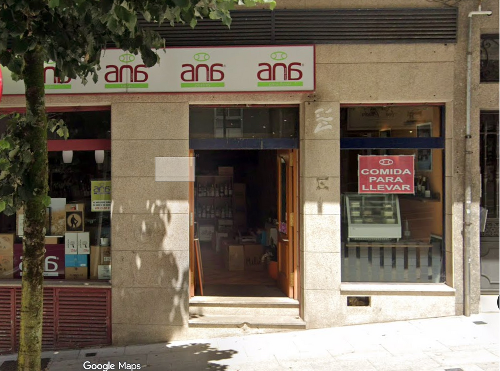 Escaparate antes de instalar una pantalla publicitaria en renting