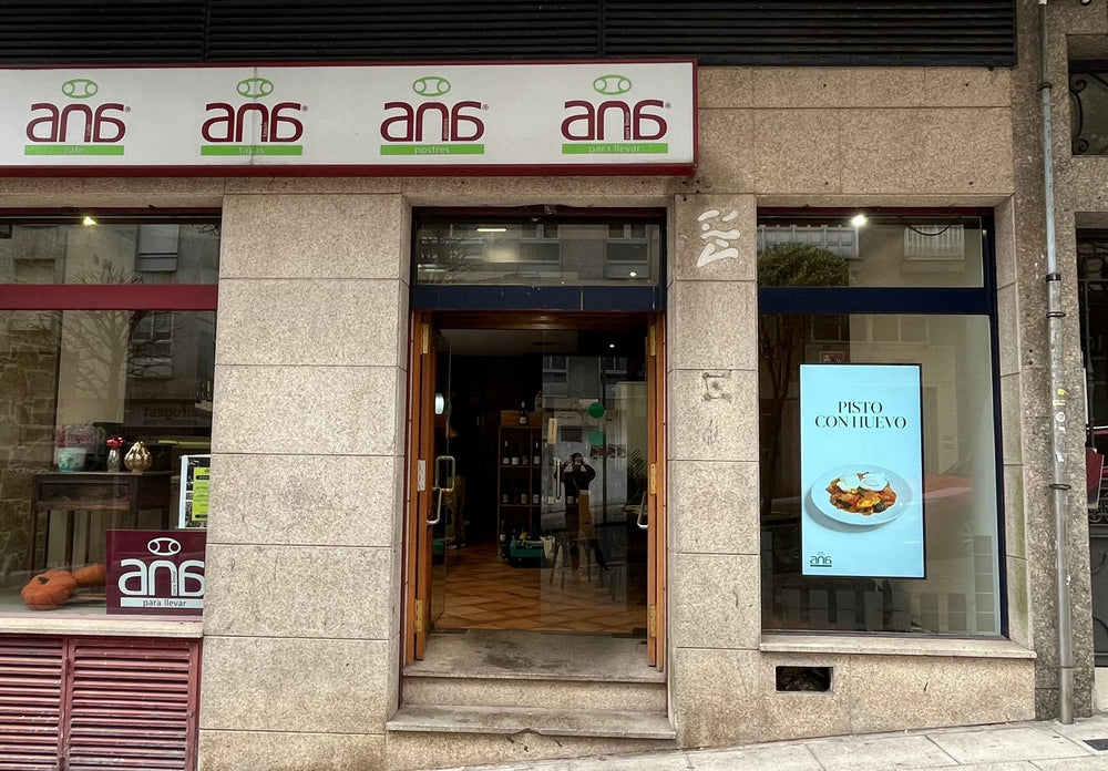 Escaparate después de instalar una pantalla publicitaria de Nioxtec en Madrid